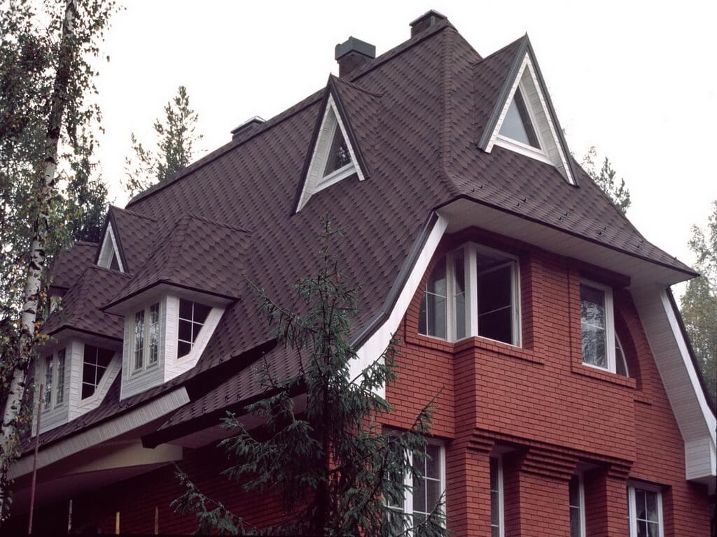 Шпилеобразная крыша дома